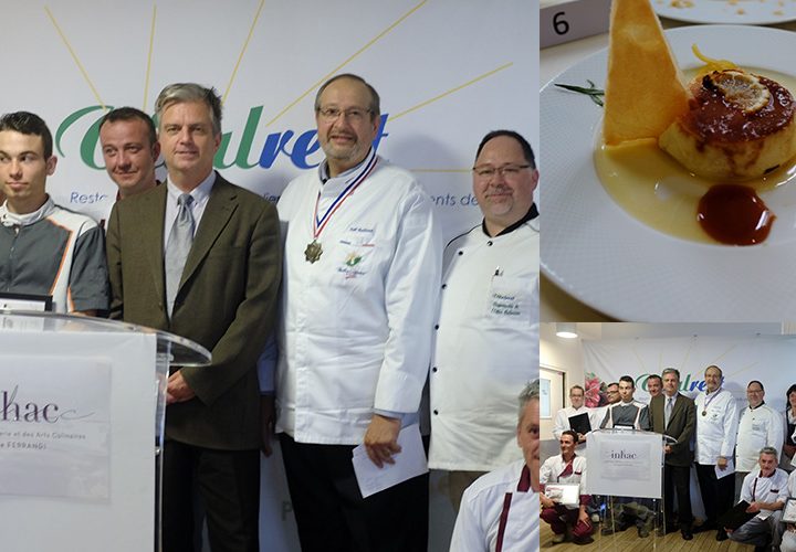 Un groupe de chefs pose devant une assiette de nourriture.