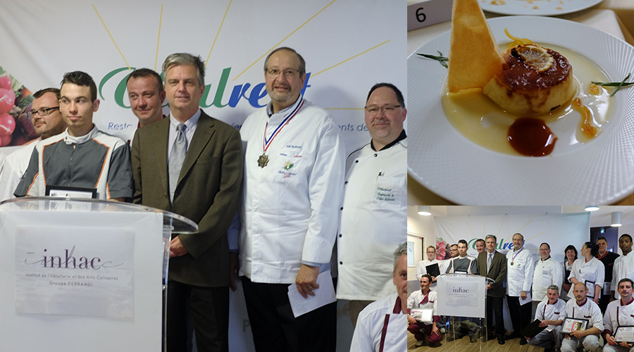 Un groupe de chefs pose devant une assiette de nourriture.