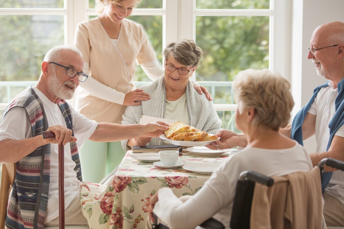 Un groupe de personnes âgées prenant un repas ensemble.
