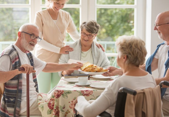 Un groupe de personnes âgées prenant un repas ensemble.