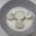 Photo d'une entrée composée de makis de sole et marinière de coquillages, royale de poireaux et écume iodée avec texture modifiée