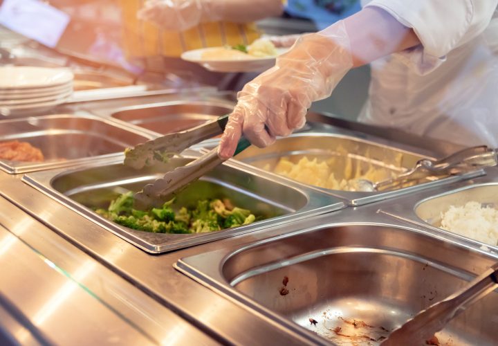 Un groupe de personnes préparant de la nourriture sous forme de buffet.