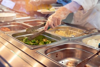 Un groupe de personnes préparant de la nourriture sous forme de buffet.