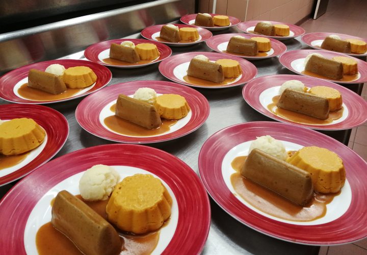 Une assiette pleine de desserts sur une table.