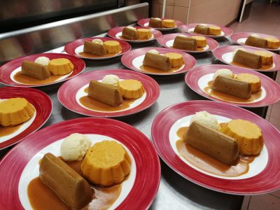 Une assiette pleine de desserts sur une table.