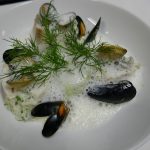 Photo d'une entrée composée de makis de sole et marinière de coquillages, royale de poireaux et écume iodée