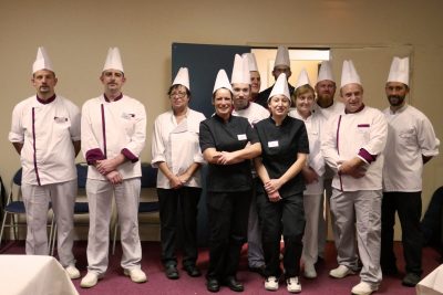 Un groupe de chefs posant pour une photo.