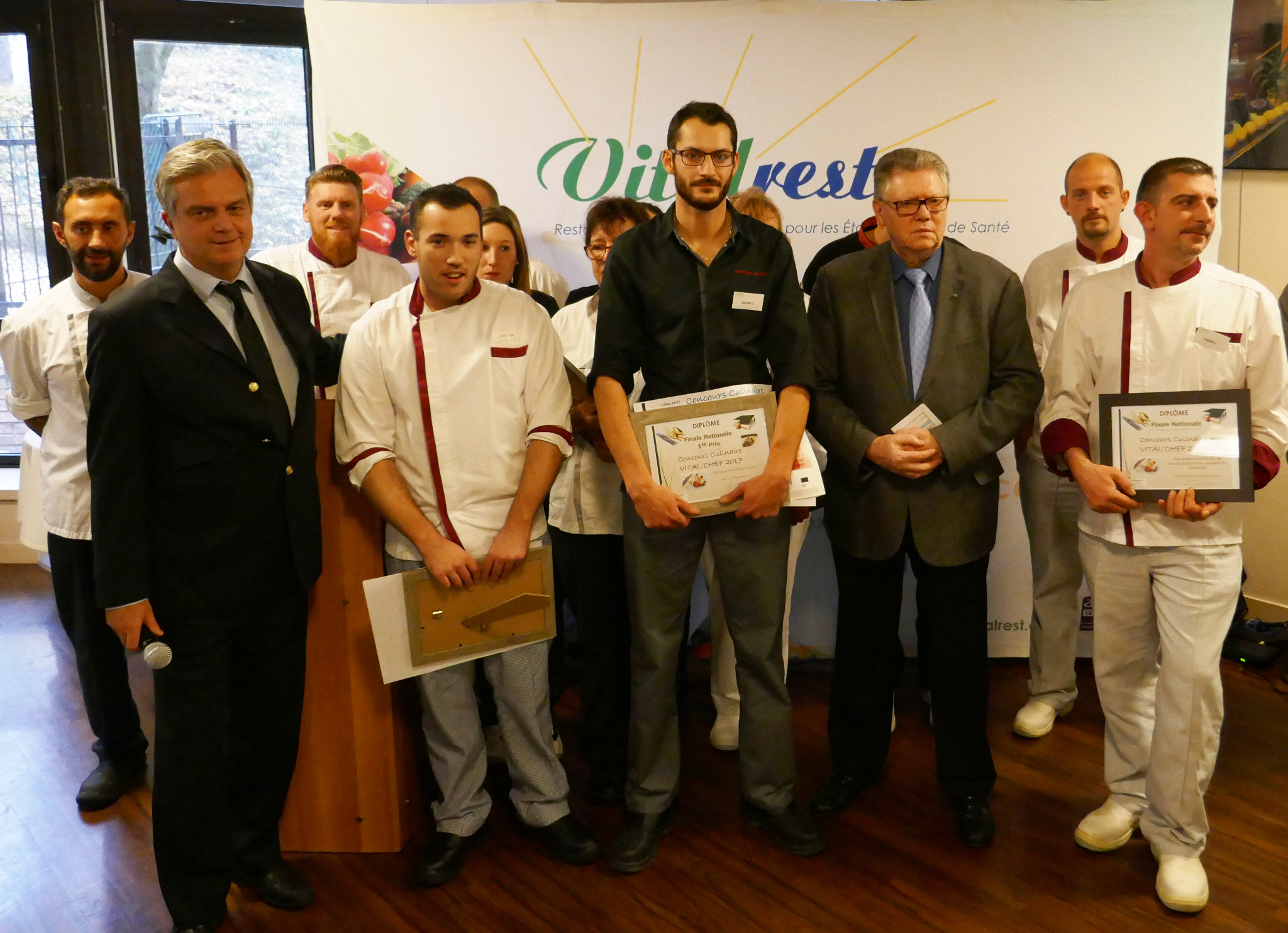 Photo des gagnants du concours en compagnie de M. Poulenc et des autres participants