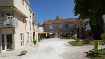 Une rue d'une ville avec des immeubles et des balcons.