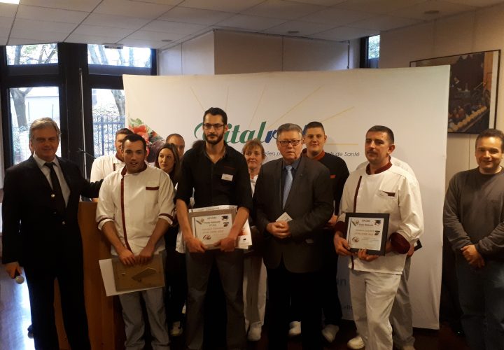 Un groupe de personnes debout les unes à côté des autres détenant des certificats.