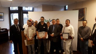 Un groupe de personnes debout les unes à côté des autres détenant des certificats.