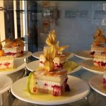 Une présentation de desserts dans une vitrine.