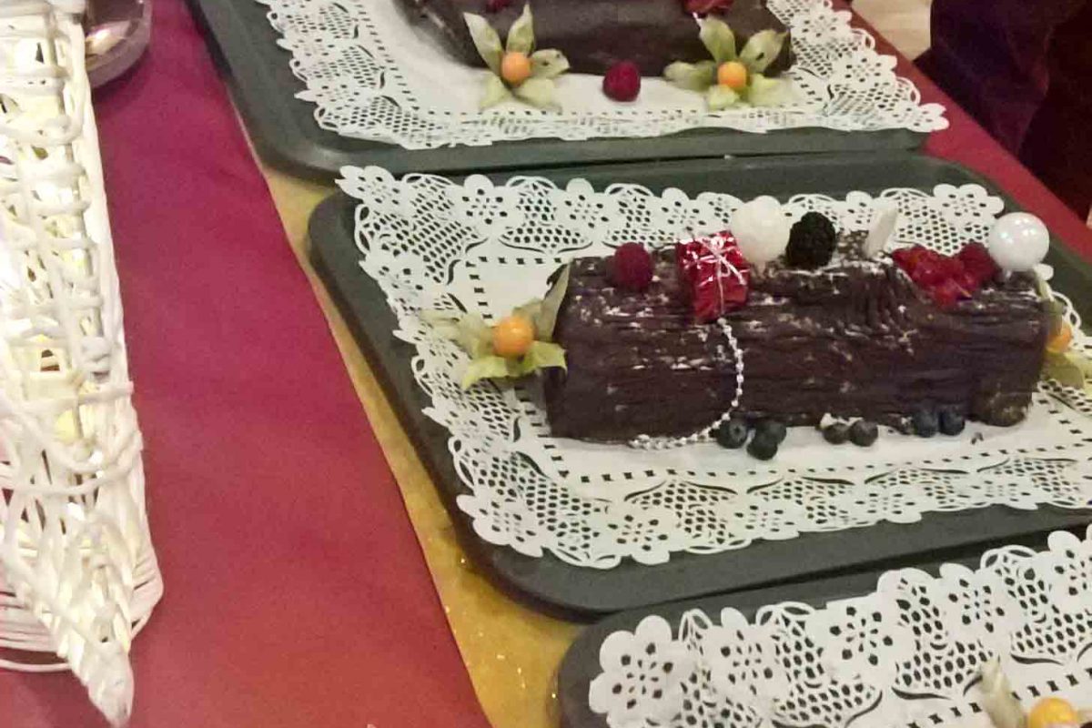 Une longue file de desserts sur une table.