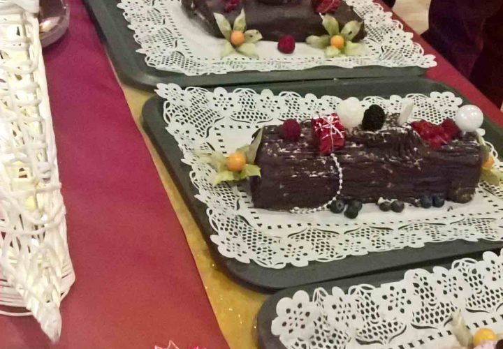 Une longue file de desserts sur une table.