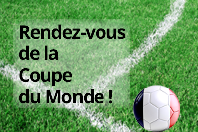 Un ballon de football sur un terrain herbeux avec les mots : rendez-vous à la coupe du monde.