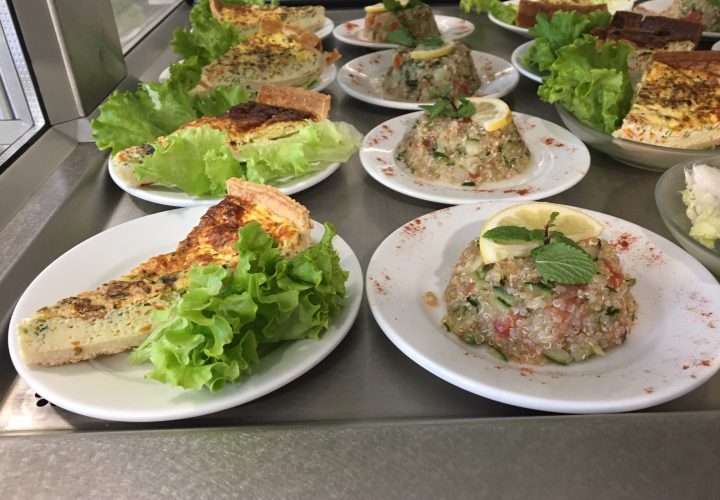 Plusieurs assiettes de nourriture sur un comptoir.