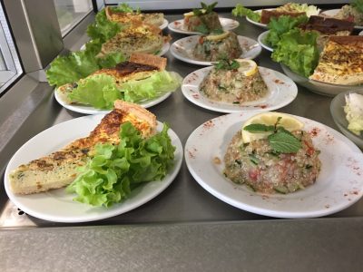 Plusieurs assiettes de nourriture sur un comptoir.