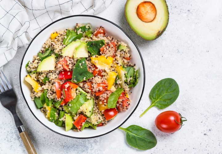 Salade de quinoa avec avocat, tomates et épinards.