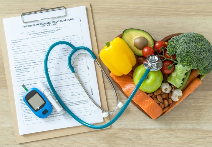 Un presse-papiers avec un stéthoscope et des légumes dessus.