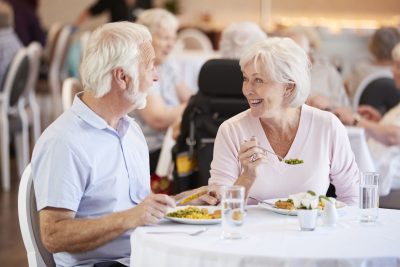 Un couple âgé savourant un repas dans un restaurant.