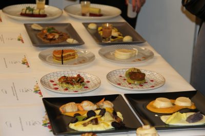 Une table pleine d'assiettes avec de la nourriture dessus.