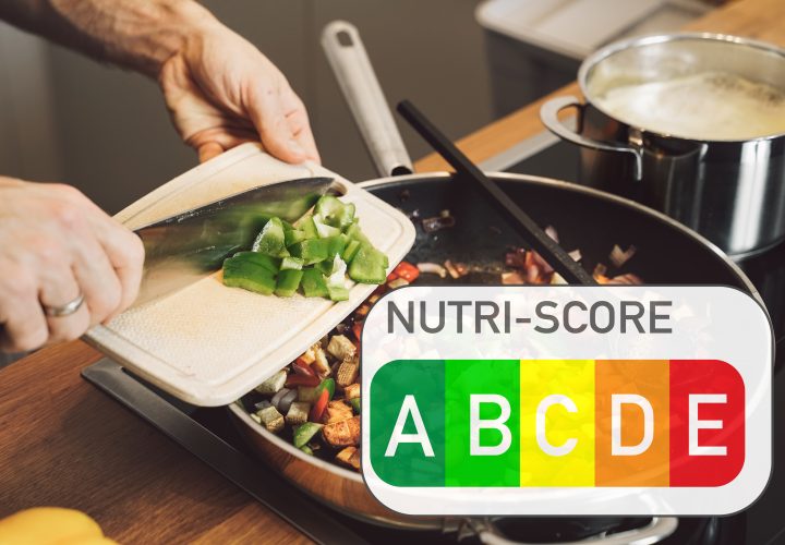 Une personne prépare de la nourriture dans une poêle à frire avec le mot nutri-score abc.