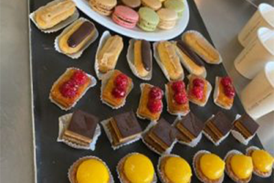 Un plateau de différents types de pâtisseries sur une table.