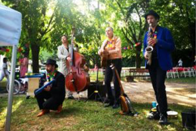 Un groupe de personnes jouant de la musique dans un parc.