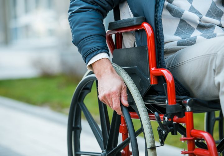 Un homme est assis dans un fauteuil roulant.