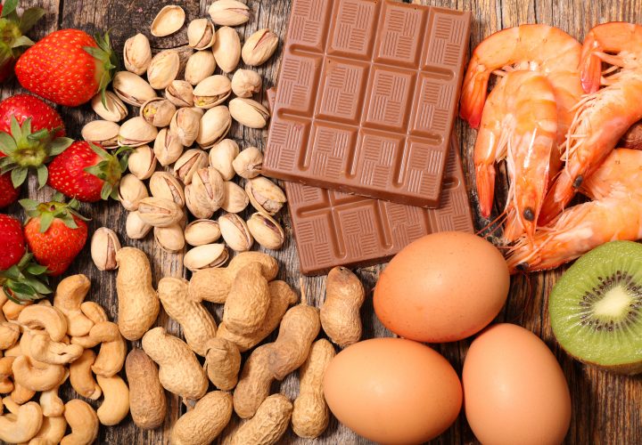 Une variété d'aliments, notamment du chocolat, des cacahuètes, des œufs et des crevettes.