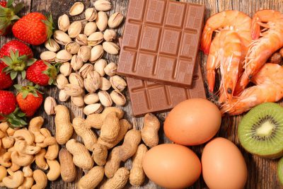 Une variété d'aliments, notamment du chocolat, des cacahuètes, des œufs et des crevettes.