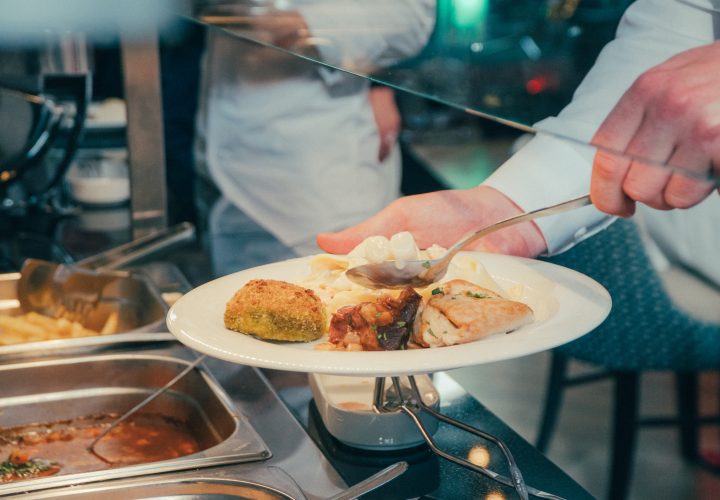 Un serveur servant de la nourriture sous forme de buffet.