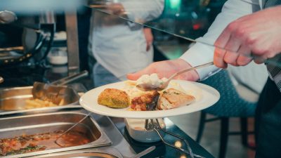 Un serveur servant de la nourriture sous forme de buffet.