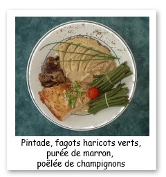 Image d'un plat constitué de pintade, de fagots d'haricots vert, d'une purée de marron et d'une poêlée de champignons