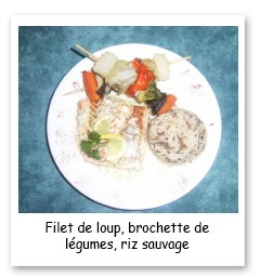 Image d'un filet de loup avec une brochette de légumes et du riz sauvage
