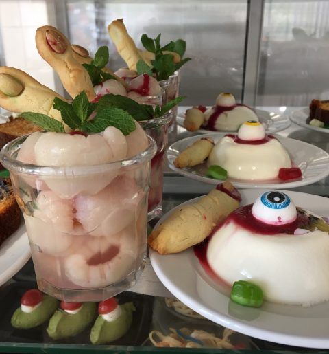 Une présentation de desserts sur une table.