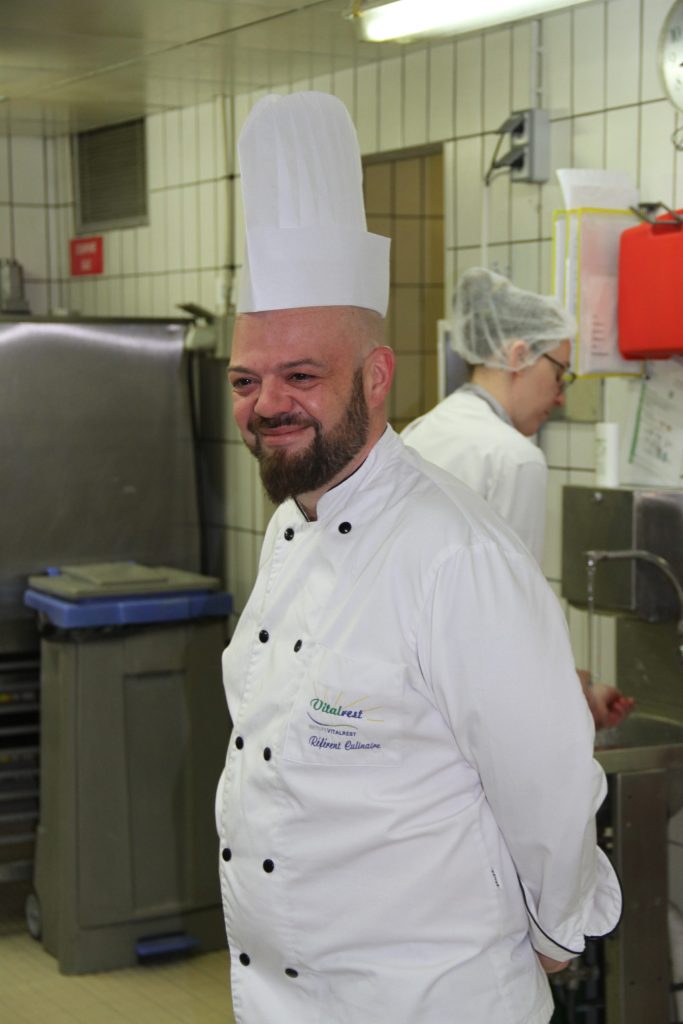 Un homme portant une toque de chef.