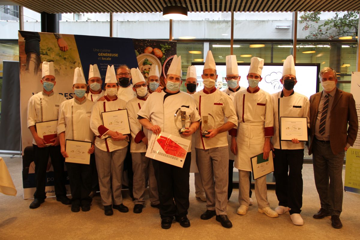 Un groupe de chefs posant pour une photo avec leurs certificats.