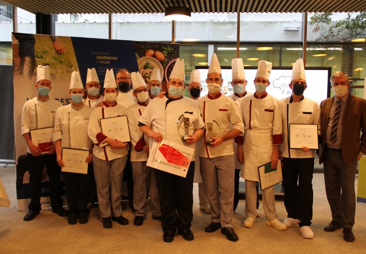 Un groupe de chefs posant pour une photo avec leurs certificats.