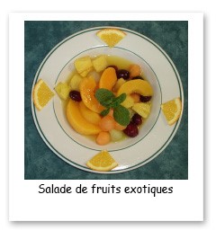 Assiette remplie d'une salade de fruits exotiques