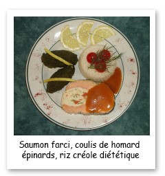 Assiette constituée d'un saumon farci, de coulis de homards aux épinards et d'un riz créole diététique 