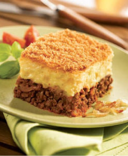 Tourte à la viande grecque sur une assiette verte.