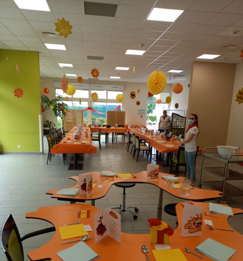 Une salle pleine de tables et de chaises.