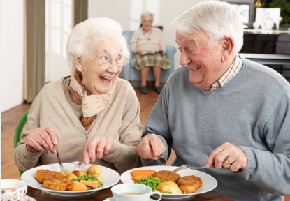 Personnes âgées en train de manger des repas enrichis
