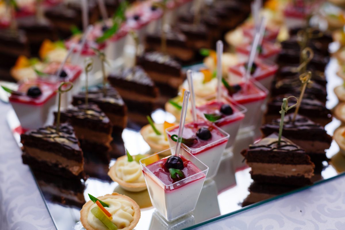 Un plateau de desserts sur une table.