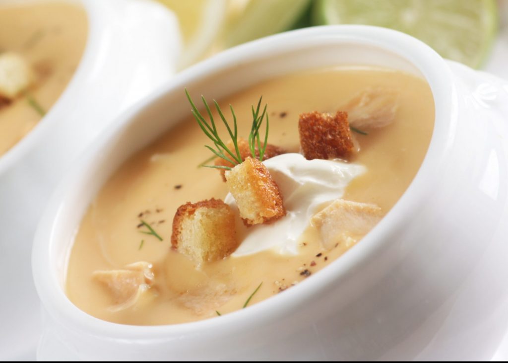 Deux bols de soupe à la crème fraîche et au citron, proposés dans le cadre du service de restauration pour personnes âgées en EHPAD et maisons de retraite.