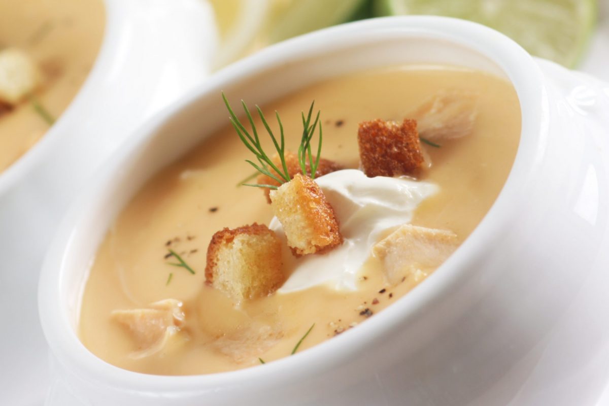 Deux bols de soupe à la crème fraîche et au citron, proposés dans le cadre du service de restauration pour personnes âgées en EHPAD et maisons de retraite.