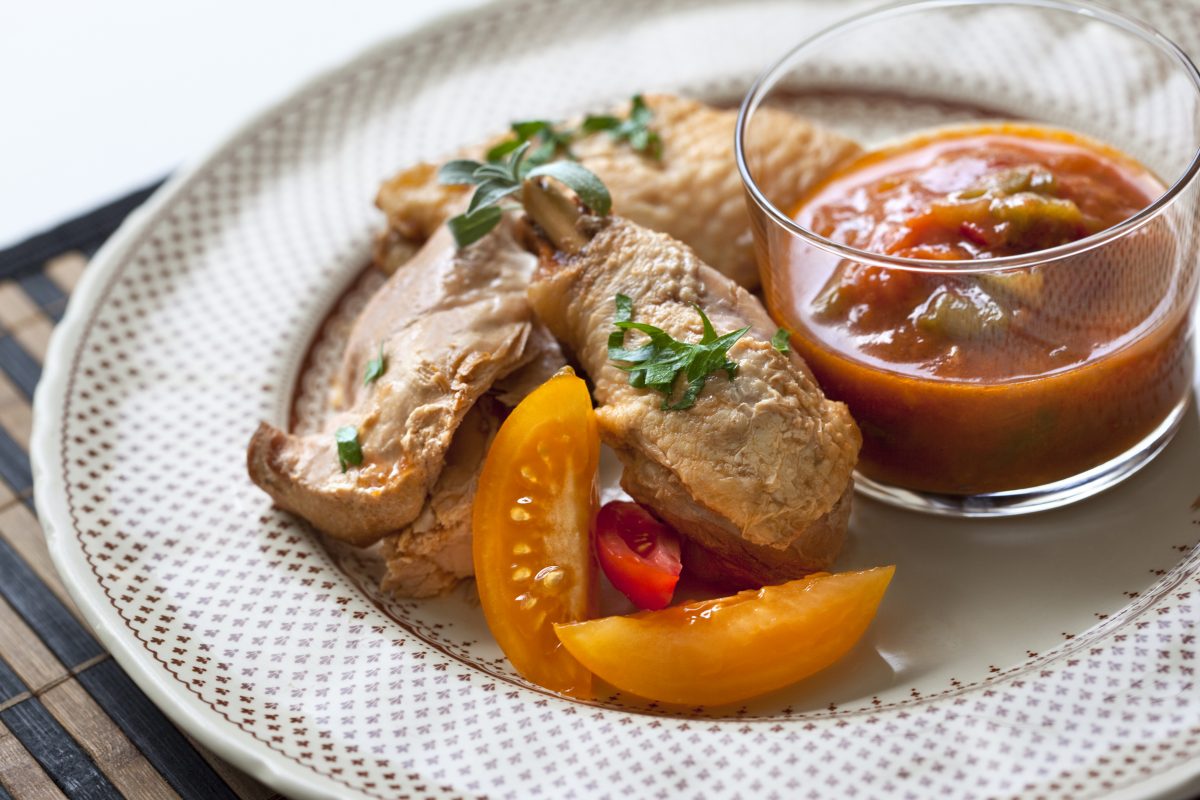 Une assiette de nourriture et un verre de sauce.