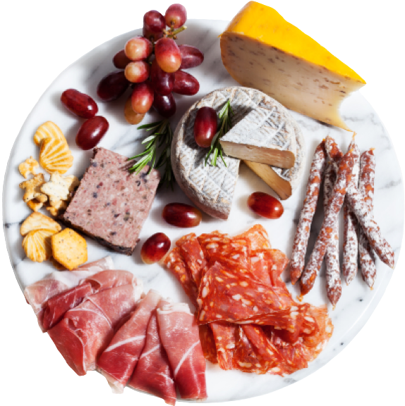 Une assiette avec diverses viandes, fromages et raisins secs pour les personnes âgées en EHPAD et maisons de retraite.