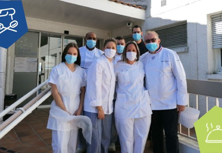 Un groupe de médecins et d'infirmières portant des masques devant un bâtiment.